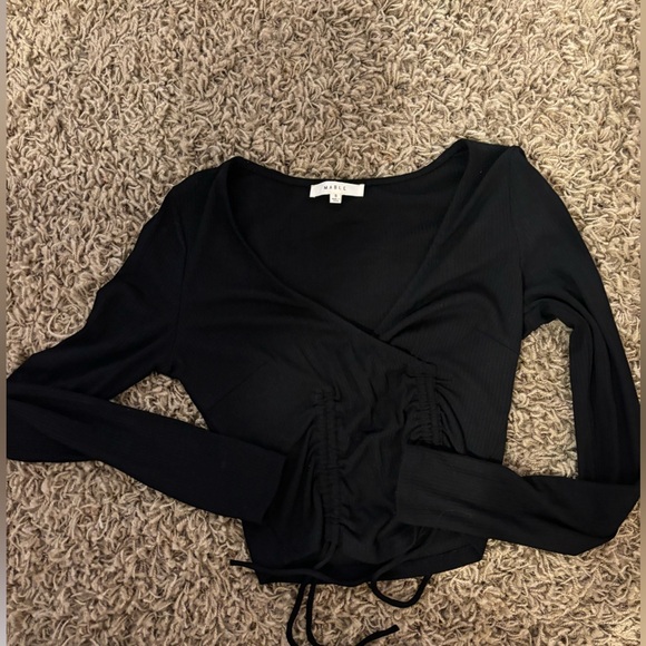 Black long sleeved crop top from a Boutique - Picture 1 of 2